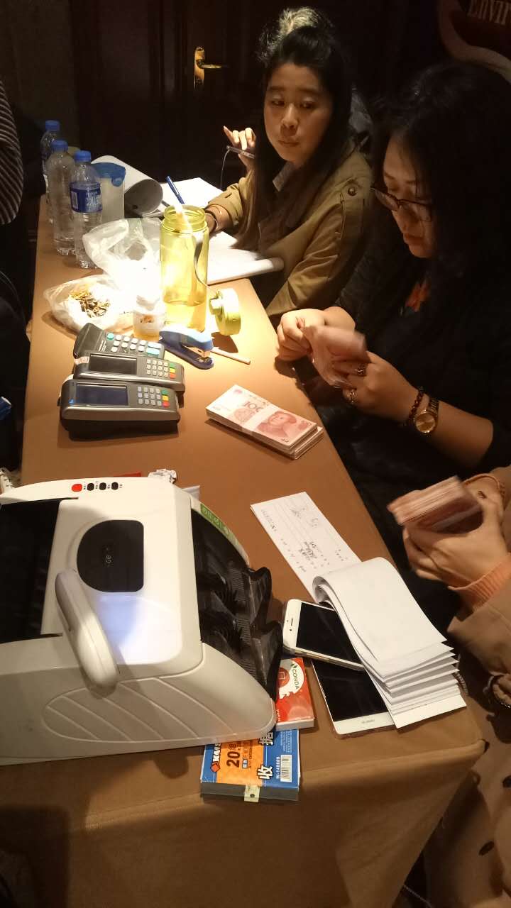 财务数钱.jpg