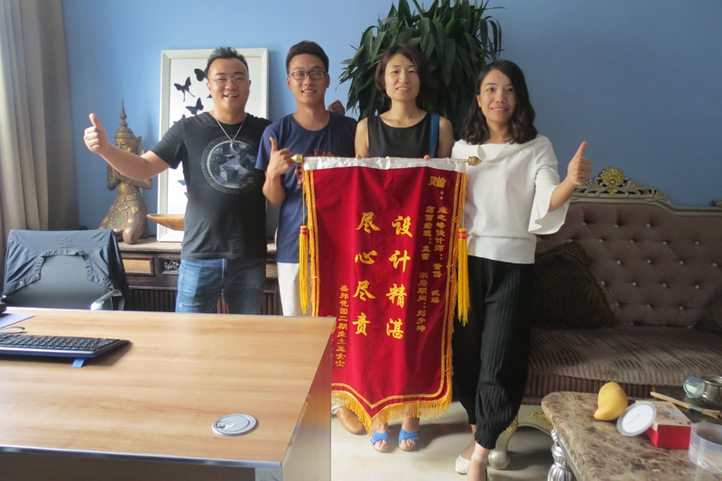 与业主合影.jpg